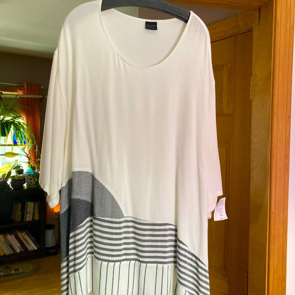Flowy, lightweight tunic by Dairi! Never worn, one size.